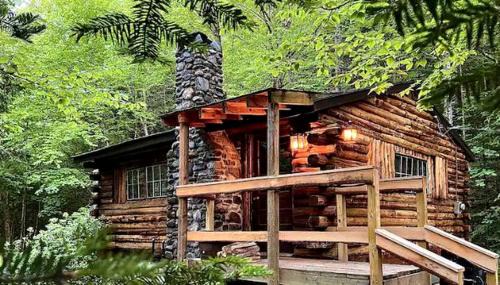 Romantic Cabin Beside a Peaceful Brook in the White Mountains of New Hampshire
