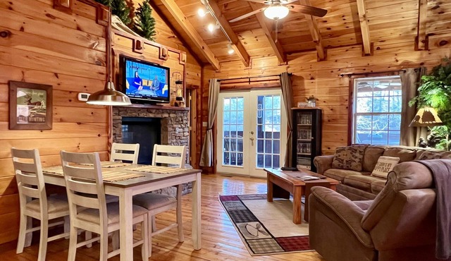 Romantic Cabin - Fishing Pond-King Bed-Double Sided Fireplace-HotTub-Screen Deck