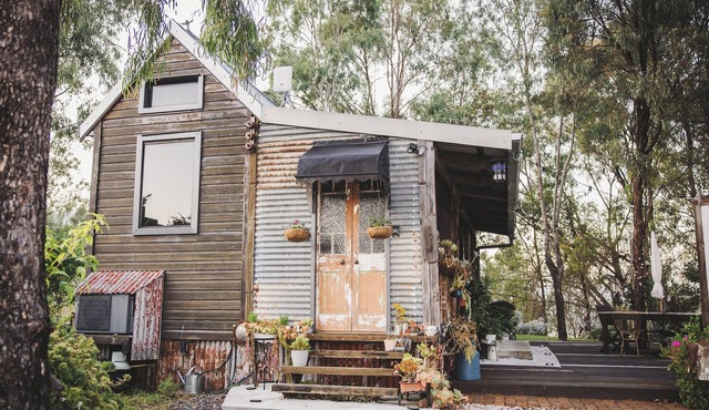 Romantic Cabin for two, nestled in farmland. Valley views, sunsets and wildlife.