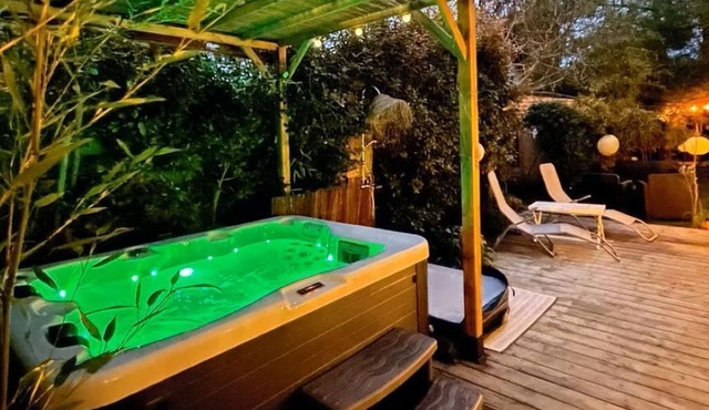 Romantic cabin with jacuzzi near the beach