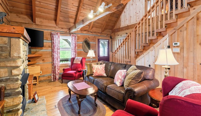Romantic Cabin Getaway - King Bed - Fast Wi-Fi - Pet-Friendly