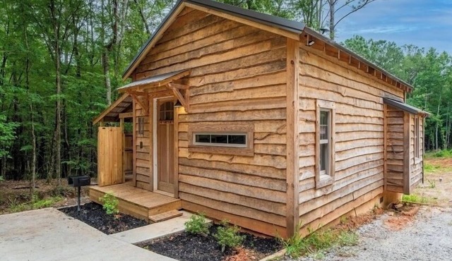 Romantic Cabin Hideaway — Outdoor Rain Shower, Soaking Tub & Fire Pit