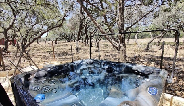 Romantic Cabin + Hot Tub