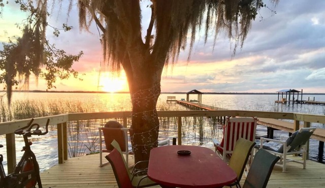 ~ ROMANTIC CABIN & HOUSE Sleeps 6 ~ ST. JOHN’S RIVER~ Bring Kayaks!