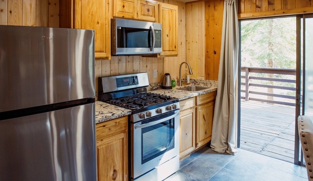Romantic cabin in Lake Tahoe area, peaceful and relaxing gateaway by Sierra ski
