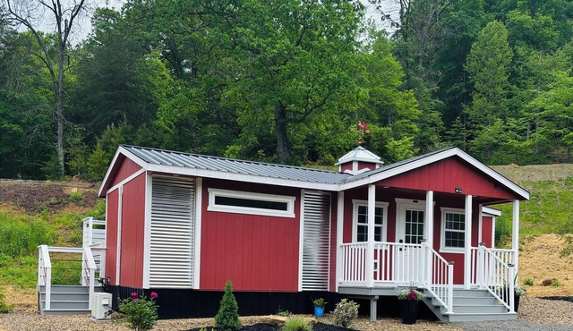 Romantic Cabin on 100 Private Acres Hot Tub + Silo Shower