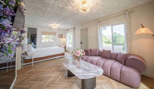 Romantic Cabin on the Lake with a Waterfront View - Stay at the Lavender Loft