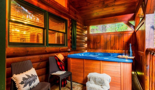 Romantic Cabin ❤ Private Hot Tub 🐻 Pool Table 🏔 Heart-shaped Jacuzzi🍁