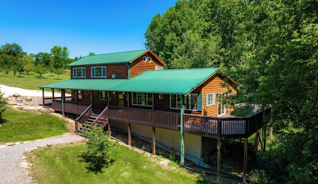 Romantic Cabin: Secluded Woods, Hot Tub, and Privacy in the Driftless Region.