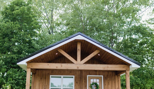 Romantic Cabin sitting on 18 acres of flat land surrounded by a creek!