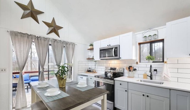 Romantic Cabin w/ Hot Tub- 5 Min to Lake & Pool!