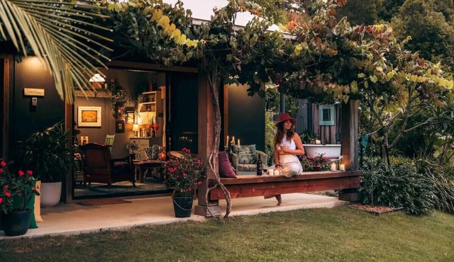 Romantic Cabin w/outdoor bath 10 Mins to Bruns