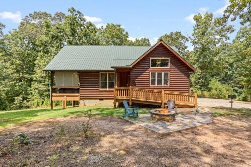 Romantic Cabin w Rain Shower & Spa Tub