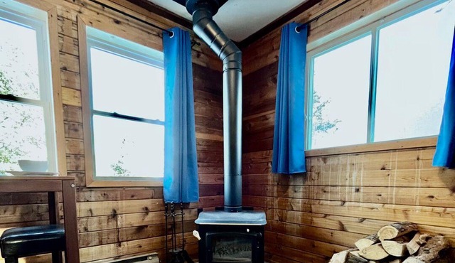 Romantic Cabin with Woodstove, Shared Hot Tub and Infrared Sauna.