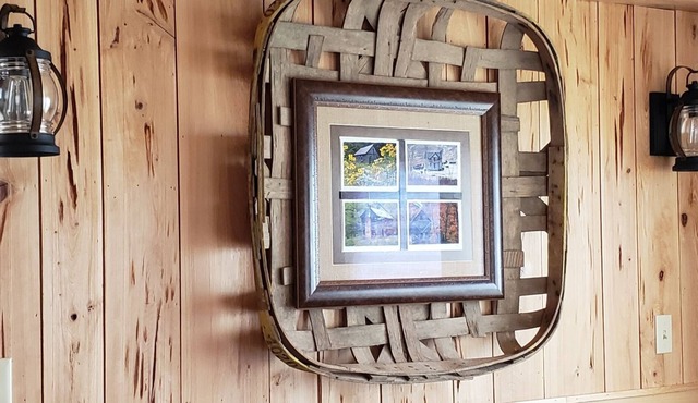 Romantic Cabin with gorgeous views 5 minutes away from downtown West Jefferson.