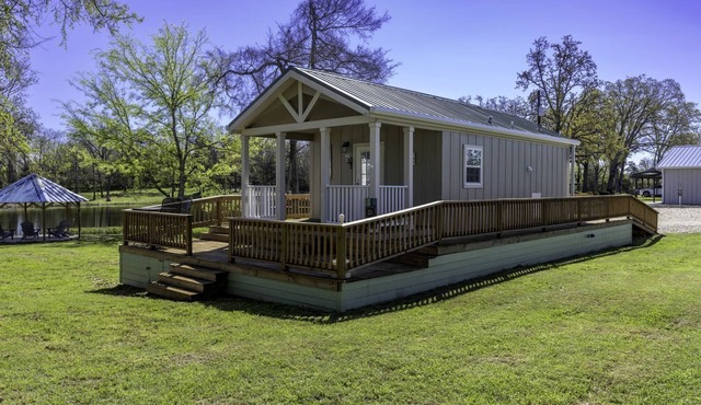 Romantic Cabin with Pond Views Great for Couples in Texas