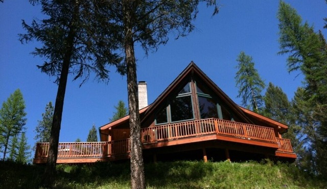 Romantic, Cedar Chalet, Hot tub, Quiet, Wood Fireplace, Clean, Private