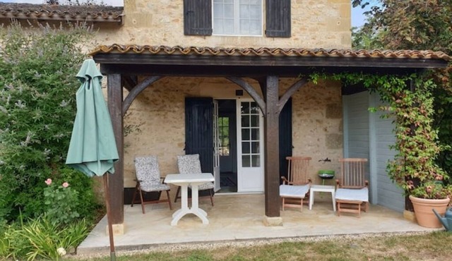 Romantic chalet for couples in Dordogne with swimming pool