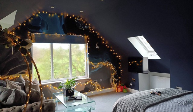 Romantic Chalet- Hot Tub- Games Room-Stream-Views