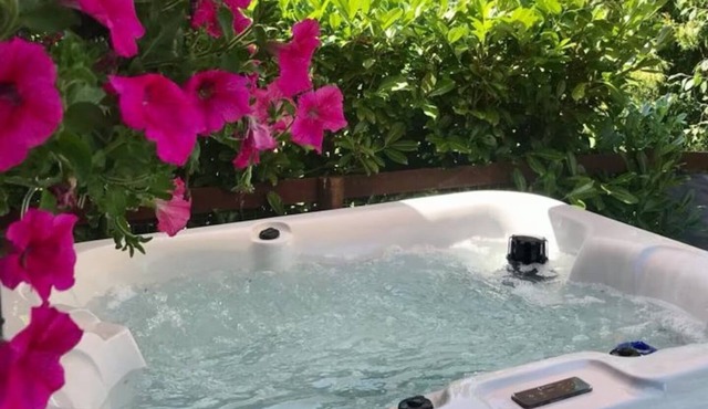 ROMANTIC COLONIAL LODGE WITH HOT TUB, RURAL CHESHIRE