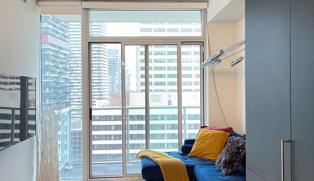 Romantic condo in a vibrant neighborhood, steps to all necessities/Big city life