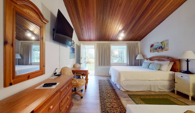 Romantic condo near the shore with pool & tennis courts