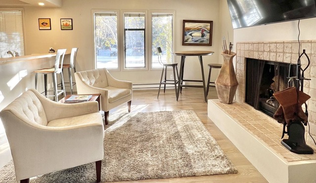 Romantic Condo w/Fireplace, Near Downtown Shops & Dining: Town & Slopes
