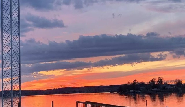 Romantic condo with beautiful sunset views of Smith Mountain Lake