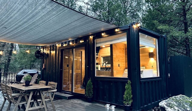 Romantic Container with Jacuzzi Great for a Couples Retreat in Texas