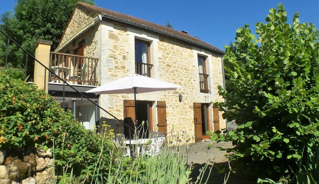 Romantic cottage with huge swimming pool walking distance from medieval village