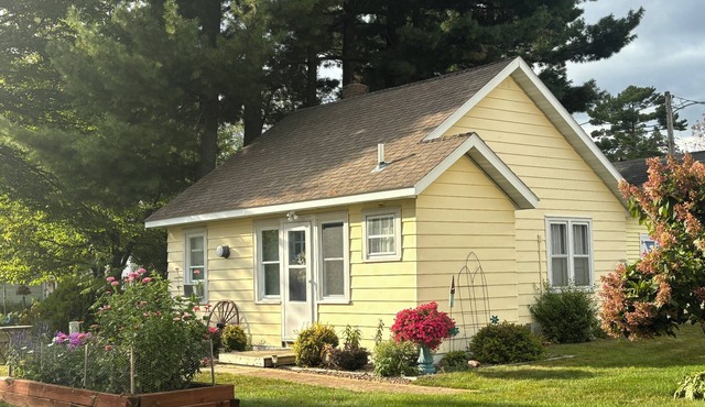 Romantic cottage+Fall hiking, ATV+Fall wine festivals+Views of lake from dock!