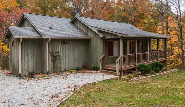Romantic Cottage for Two | Hot Tub, Fireplace & Near Nashville 1 BR, 1BA
