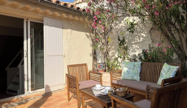 Romantic Cottage, secret Roof garden & Patio. Aircon. In Village centre Nr Sea.