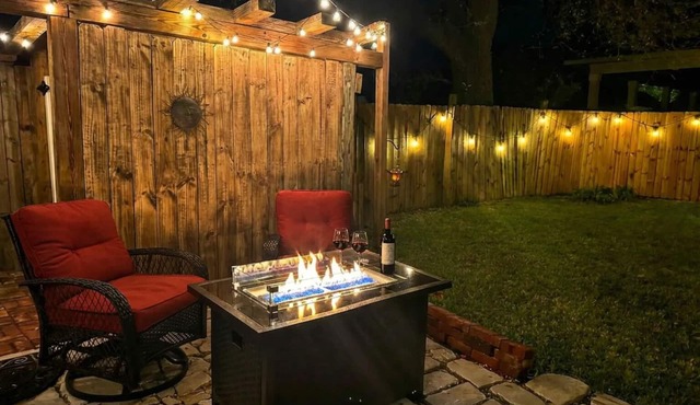 Romantic Cottage Guest Suite with Private Boutique Garden/Downtown