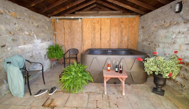 ROMANTIC COTTAGE~HOT TUB~WALK TO TOWN~Wi-Fi ~PETS~