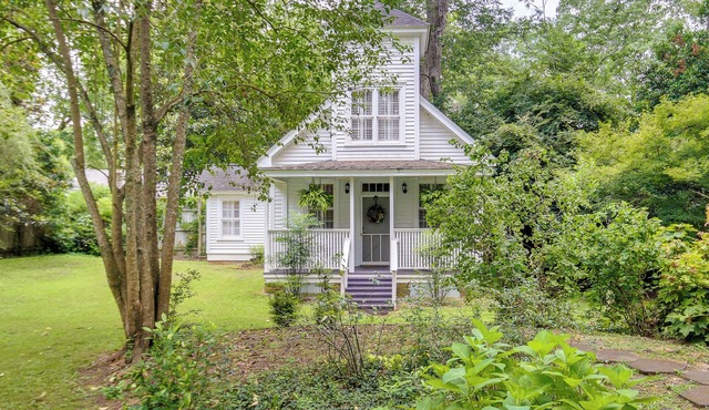 Romantic Cottage in Washington Historic District
