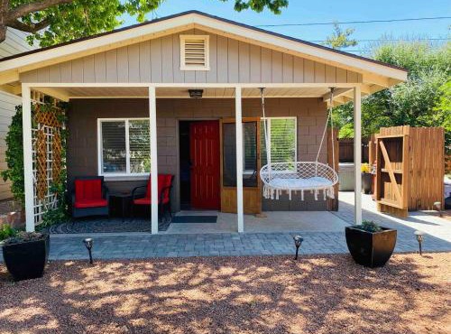 Romantic Cottage! King bed! Private hottub! Uptown!