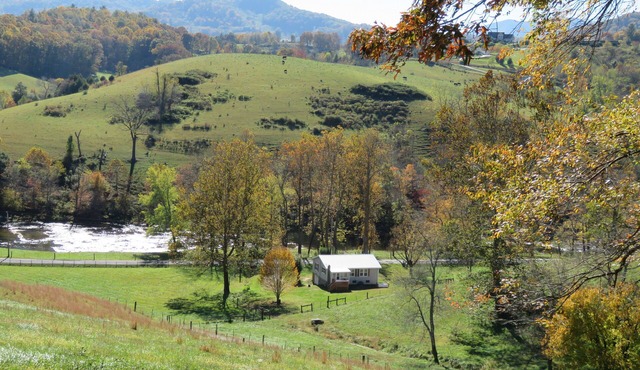 Romantic cottage, pet friendly, stunning views of Smoky mtns. & Pigeon River.