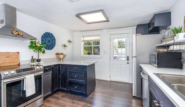 Romantic Cottage w/King, Pool, Pickleball, Beaches