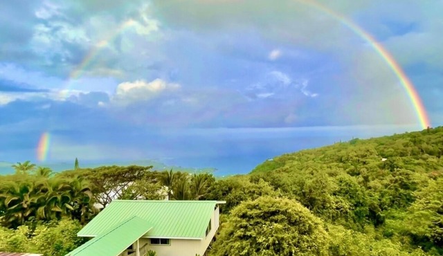 Romantic cottage with stunning ocean and mountain views in Captain Cook, HI