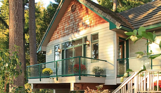 Romantic cottage with Puget Sound/Olympic Mountain views