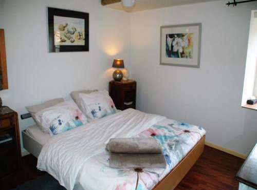 Romantic cottage with shared swimming pool