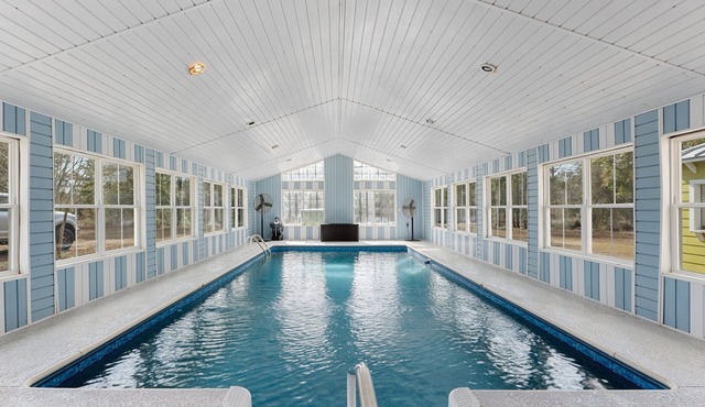 Romantic Country Escape Indoor Heated Pool Hot Tub Breakfast Art Studio Bakery