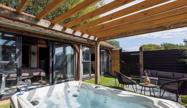 Romantic Countryside Lodge with Hot Tub