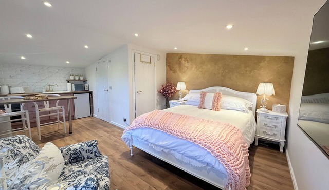 Romantic Countryside Cottage + King Bed + Views