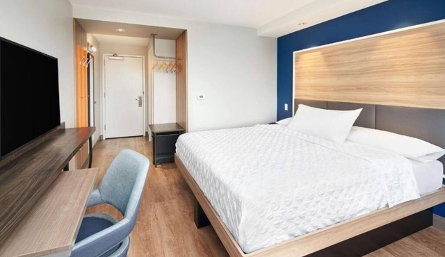 Romantic Couple Getaway! | Walk to Marina & Frost Park, Parking, Free Breakfast!