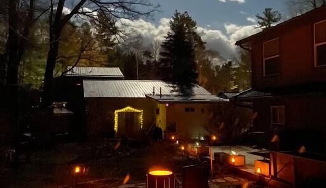 Romantic Couples Getaway - Sauna, Hot Tub, Private Beach access, Hiking trails