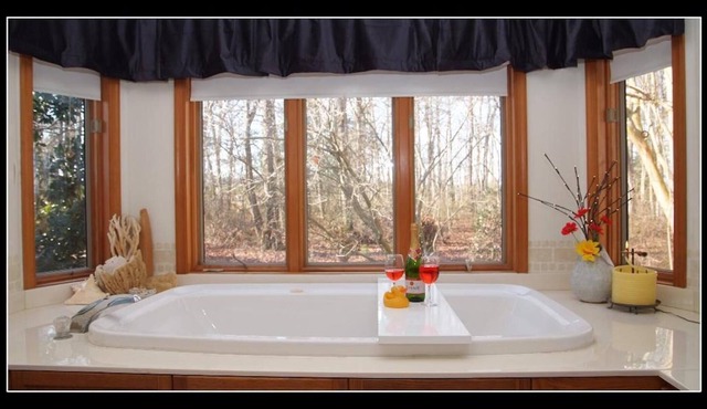 Romantic Couples Suite in Nature Retreat Setting; day trip to beach!