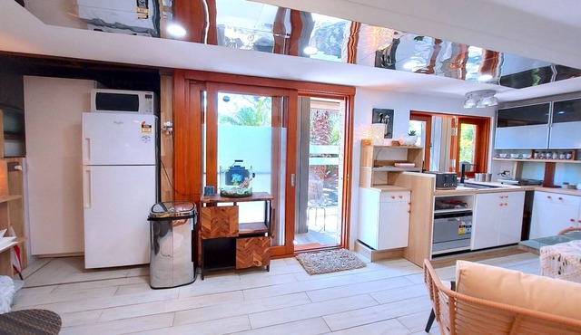 Romantic cozy beach Home for budget at Majestic Palm Beach! Walk to Ocean beach!