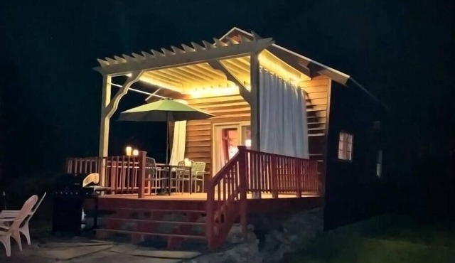 Romantic Cozy Cabin with a View of the Wetlands